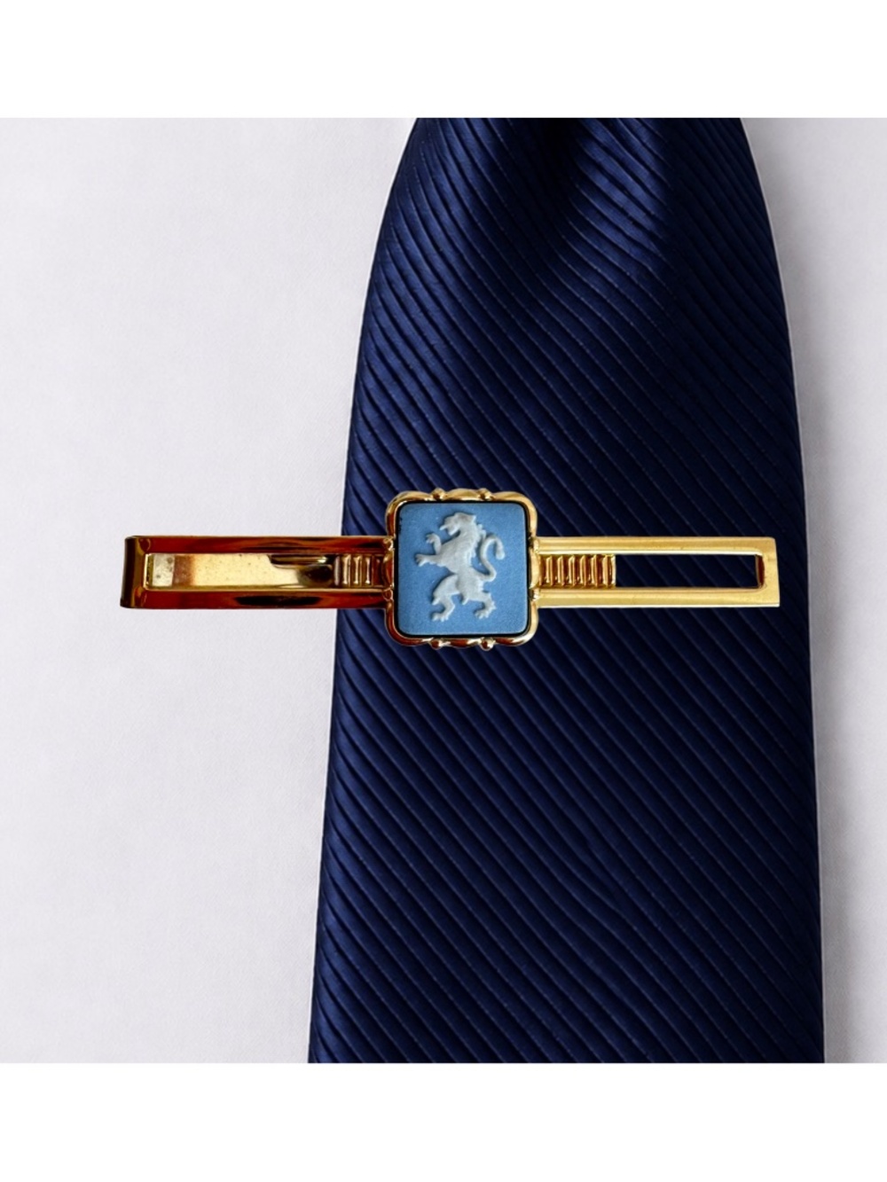 Wedgwood Jasperware Lion Tie Clip Blue White Gold Tone England Mens Bar Vintage